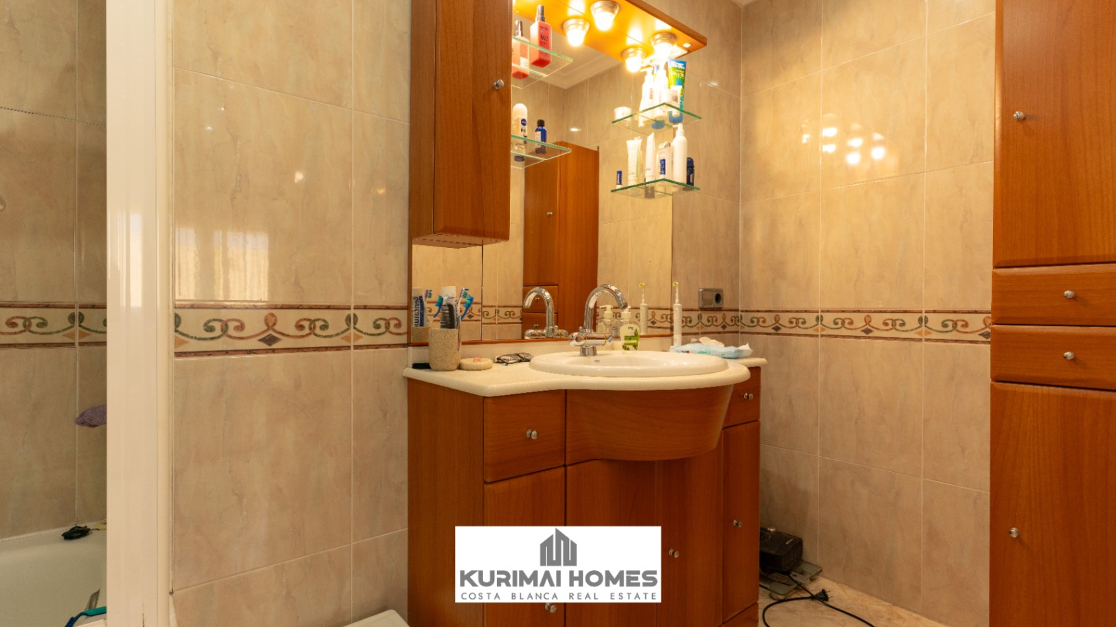 PISO MODERNO CON COCHERA PARTICULAR, 4 HABITACIONES 2 BAÑOS, BENISSA